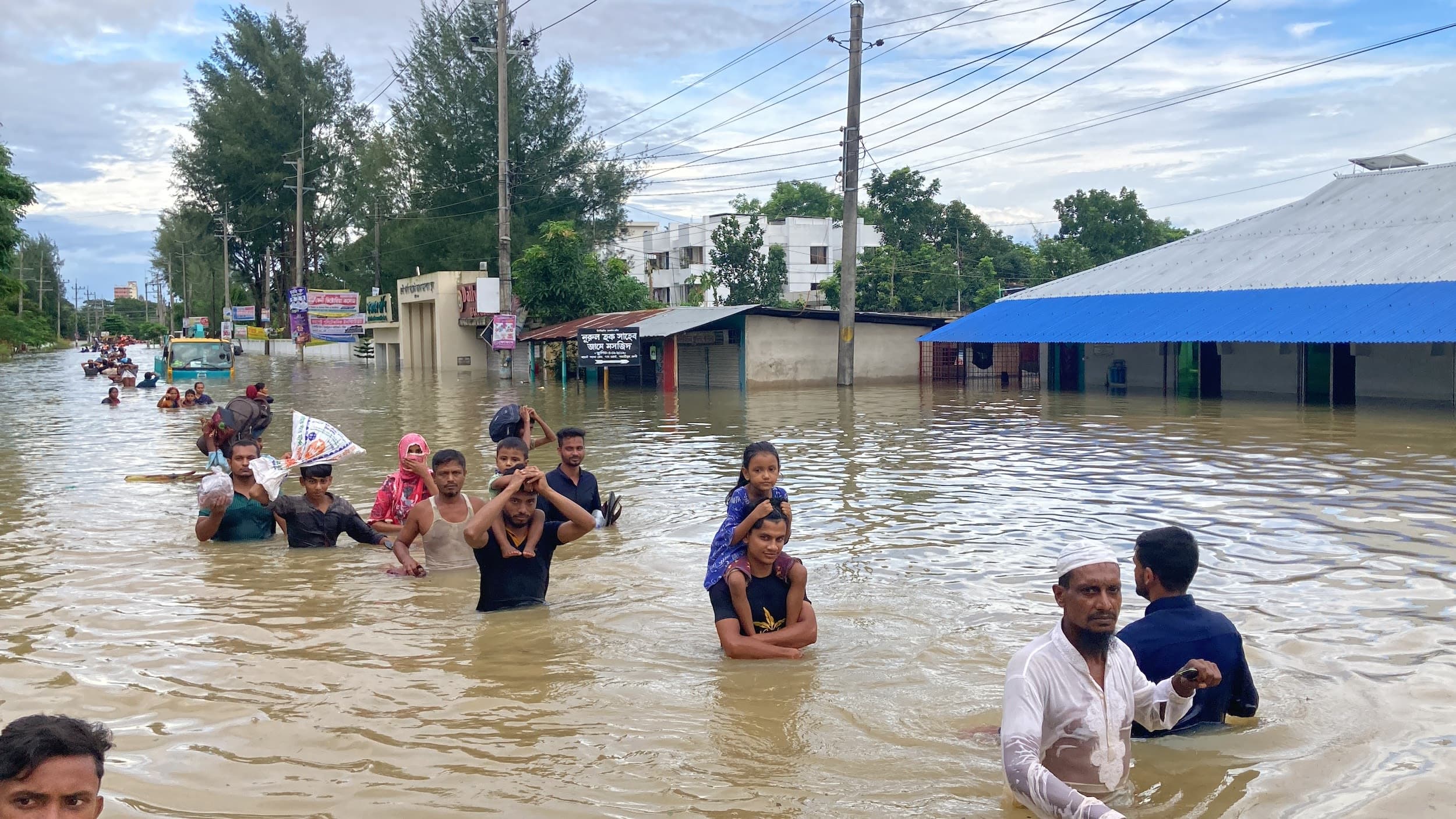 স্বেচ্ছাসেবকরা ত্রাণ সামগ্রী বিতরণ করছেন