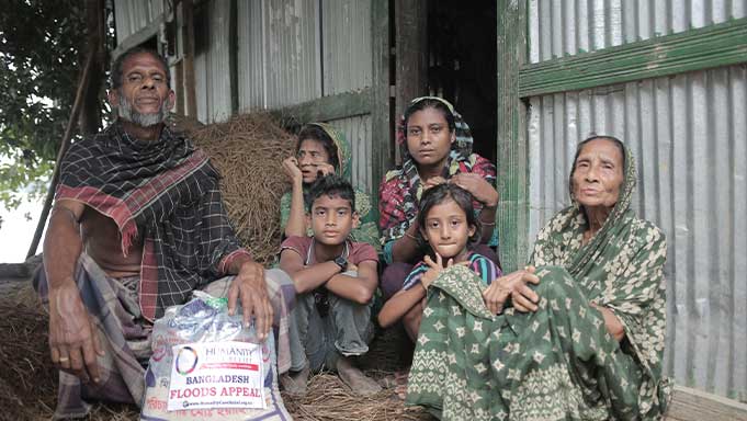 জরুরি সামগ্রী গ্রহণ করছেন পরিবারগুলো